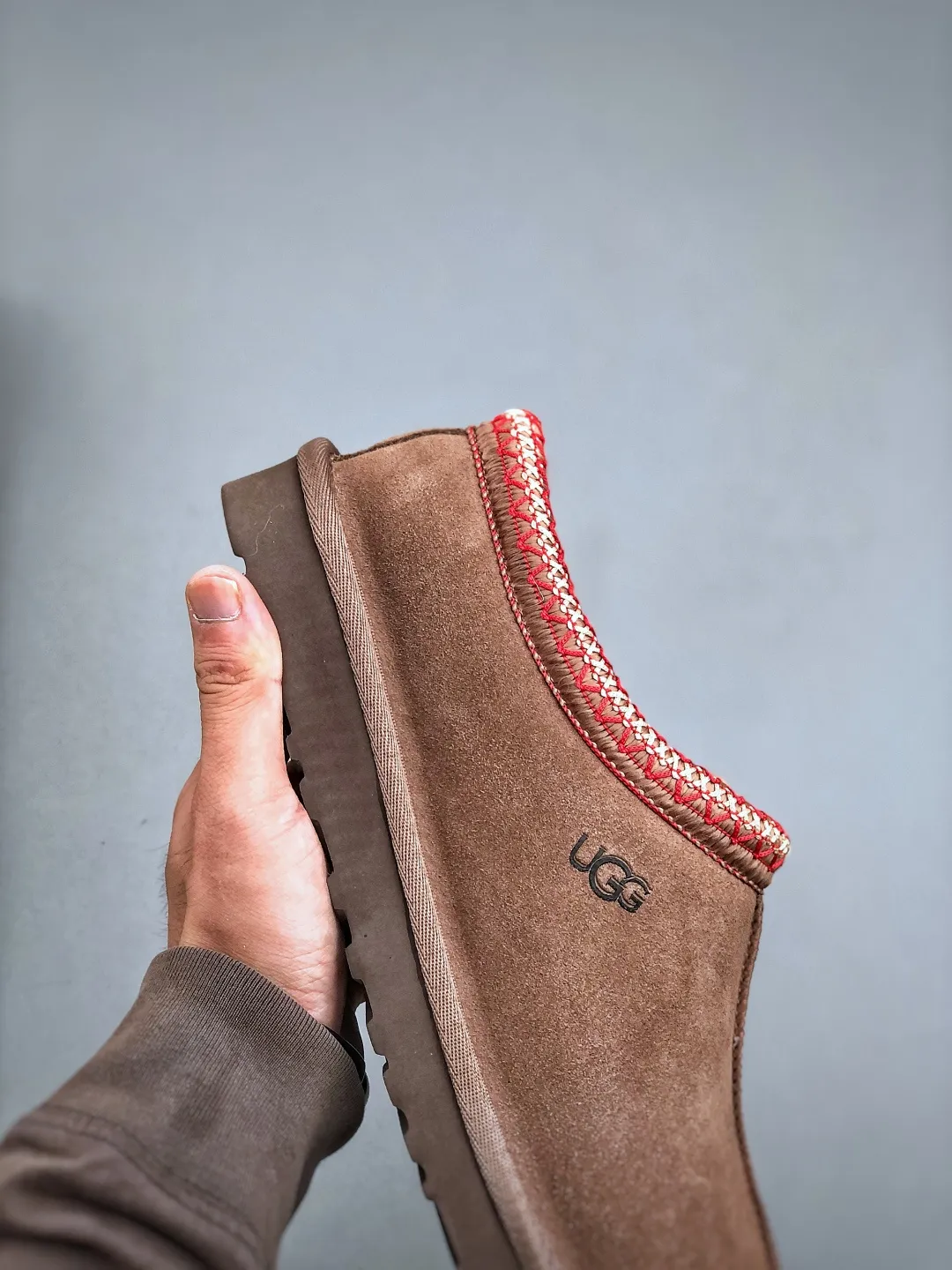 Local self-pickup💰540 supports store placement. The top version on the market. UGG Tazz. Ethnic thin-soled men's and women's models. Xiaohongshu's hot model. Produced by a major foreign trade factory in Guangzhou. Real sheep fur from toe to insole. Independent outer box packaging. Chip. Waterproof process. Different from any version on the market. 5cm thick sole, independently developed original outsole, cashmere insole, keeping warm in winter, suitable for home use. In the new year, uug launched a style series, which is partially geared towards the preferences of young consumers. It has also moved to the forefront of fashion trends. Shoe body material, water-repellent coated suede upper, 17 mm UGGPURE™ implanted wool insole, lightweight non-slip and comfortable rubber outsole, with brand LOGO and trademark, with full package Size: 35 36 37 38 39 40 41 42 43 44 45
